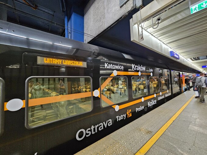 Pociąg Leo Express na dworcu Warszawa Centralna