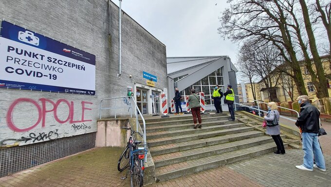 Baner przed punktem szczepień w Opolu