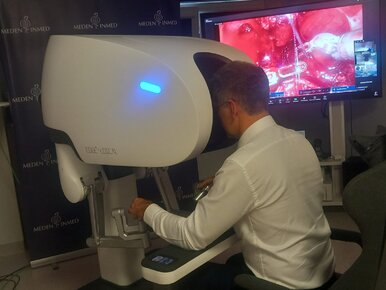 Miniatura: Chirurg w szpitalu w Warszawie, pacjent w...