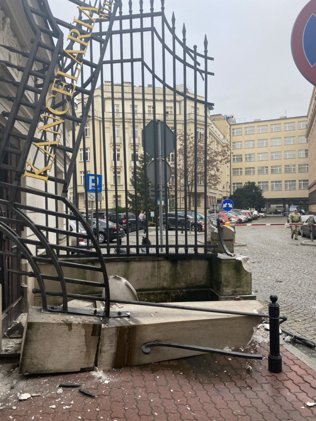 Zniszczona brama Kancelarii Prezydenta RP 
