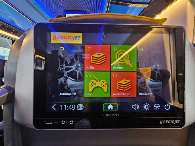 Panel na fotelu w pociągu RegioJet
