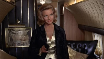 Honor Blackman jako Pussy Galore w filmie „Goldfinger” (1964) 