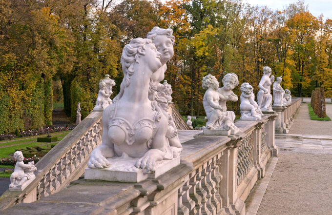Barokowe rzeźby na tarasie przy pałacu wilanowskim