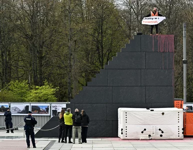 Miniatura: Wszedł na pomnik smoleński i oblał go...