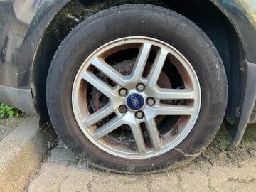 Porzucone auto na&nbsp;parkingu