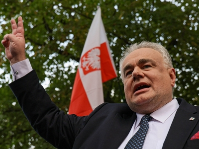 Miniatura: Miasteczko namiotowe przed Trybunałem...