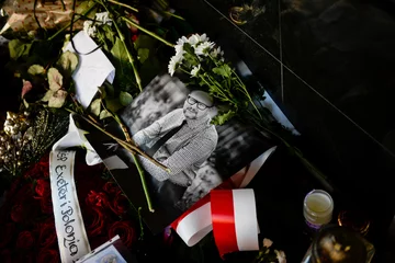 Znicze złożone ku pamięci Pawła Adamowicza pod Urzędem Miasta w Gdańsku 