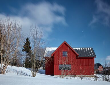 Miniatura: Drewniany domek w górach. Jest czerwony,...