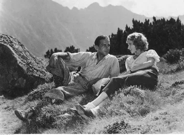 Dzina Oleńska jako Hanka i Zbigniew Staniewicz jako Zbigniew w jednej ze scen filmu „Zamarłe echo” 