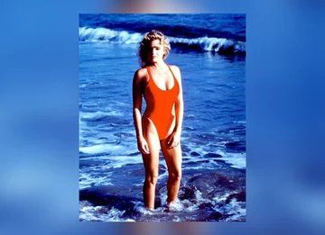 Erika Eleniak 