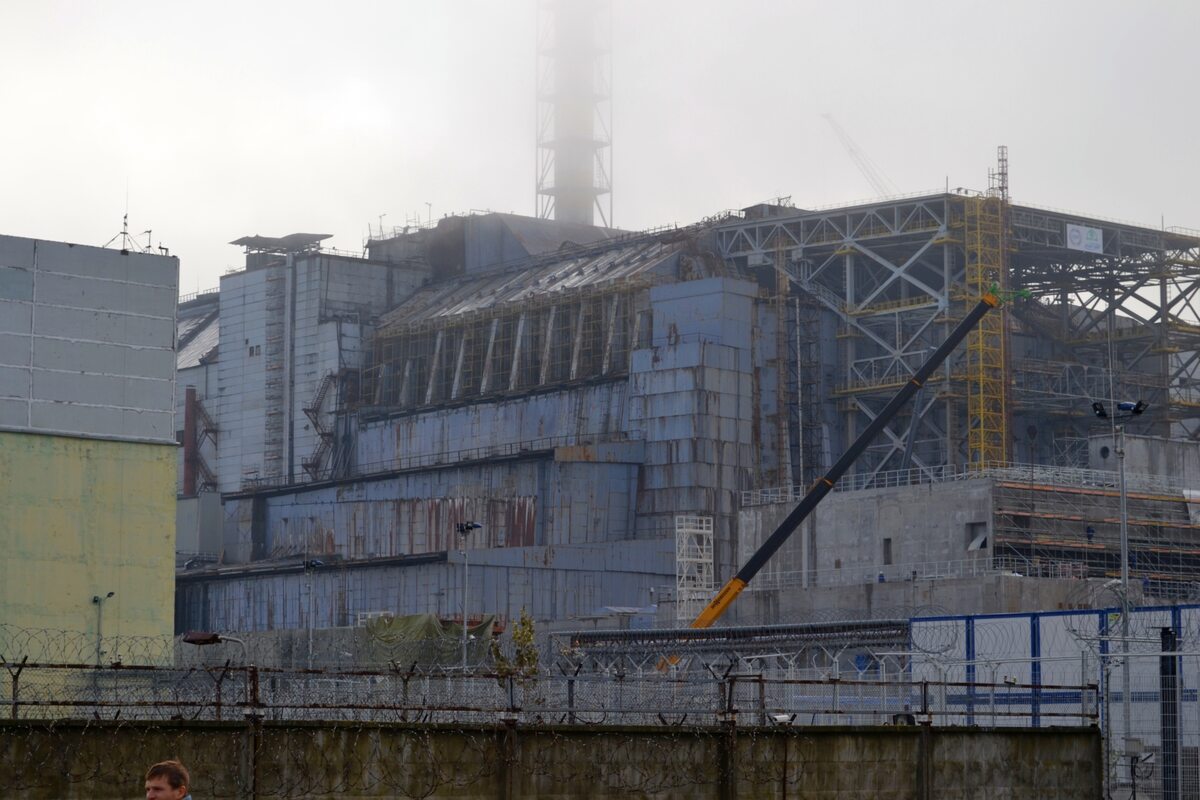 Blok IV w Czarnobylu Zdjęcie wykonane pod koniec października, jeszcze przed nasunięciem nowego sarkofagu (ukr. Арка, pl. "Łuk")