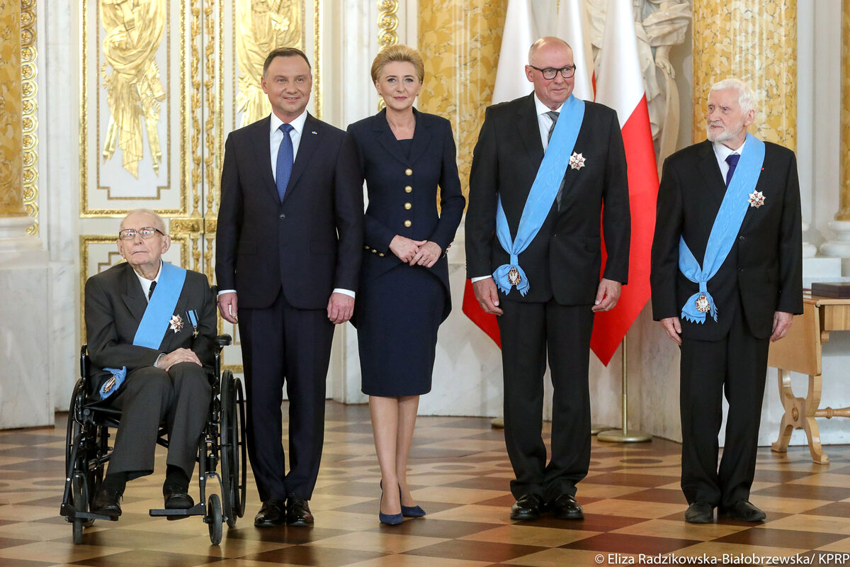 Para Prezydencka i kawalerowie Orderu Orła Białego Od lewej: Władysław Siemaszko, Andrzej Duda, Agata Kornhauser-Duda, Czesław Bielecki i Wincenty Kućma.
