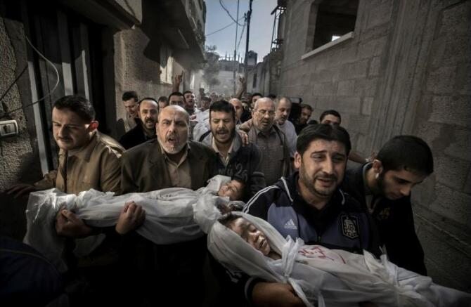 Według jury najlepszą fotografię roku wykonał Paul Hansen. Praca pt. "Gaza burial" ("Pogrzeb w Gazie") przedstawia dwójkę zabitych dzieci w wyniku ataku rakietowego armii izraelskiej.