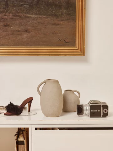 Kolecja A view of Hedonism Kave Home zaprezentowana w domu barcelońskiego fotografa i restauratora Leopoldo Pomésa 