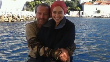 Emilia Clarke i Iain Glen 