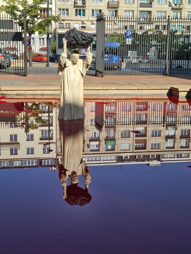 Pomnik Jana Pawła II przed Muzeum Narodowym 
