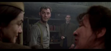 Jude Law w filmie „Wróg u bram” (2001) 