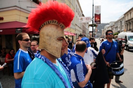 Fani piłkarskiej reprezentacji Grecji na ulicy w Warszawie (fot. PAP/Tomasz Gzell)