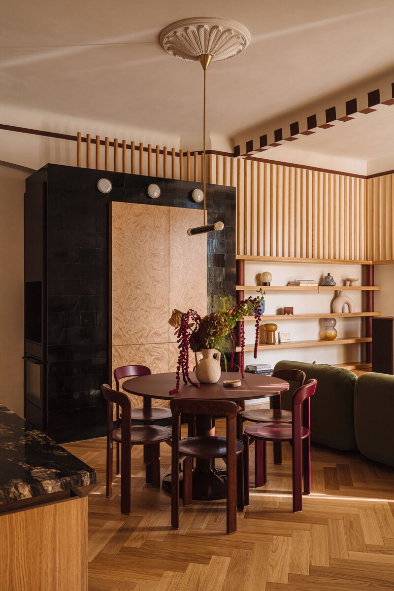 Świetlik jak słońce, kamień jak biżuteria. To&nbsp;wnętrze robi wrażenie. Projekt Wojciech Nowak z&nbsp;NOWW