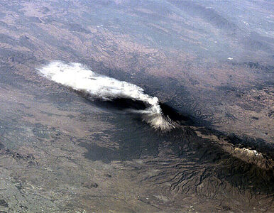 Miniatura: Pióropusz popiołu nad słynnym wulkanem