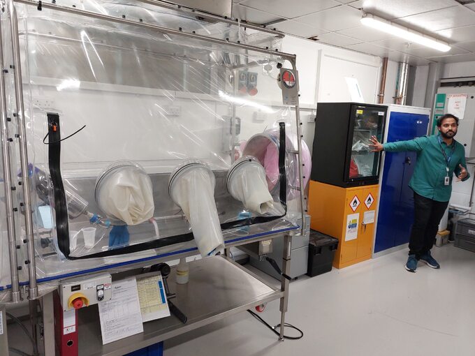 Dyson Dust Lab i czarna lodówka z próbkami kurzu