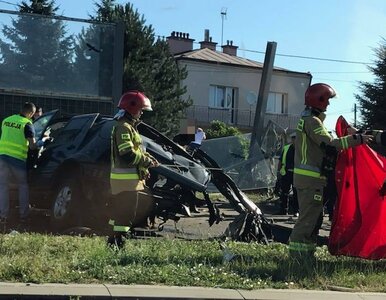 Mercedesem uderzył w ekran, latarnię i koziołkował. Nie żyje jedna osoba