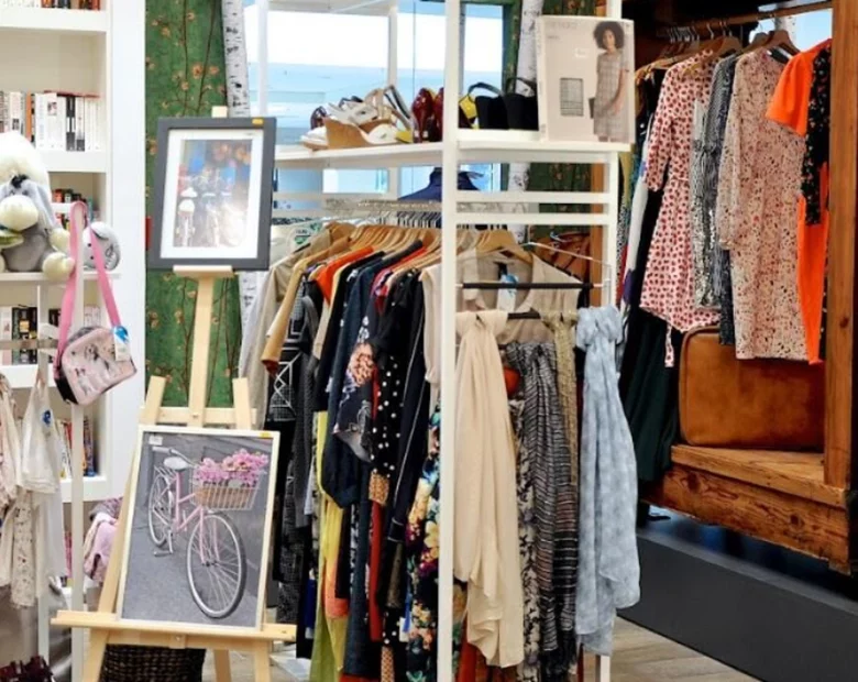 Miniatura: Do sklepu charytatywnego po jedwabny szal....