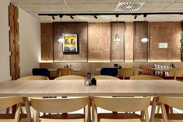 Wnętrza hotelu Meininger Barcelona zaprojektowane przez polską pracownię Tremend