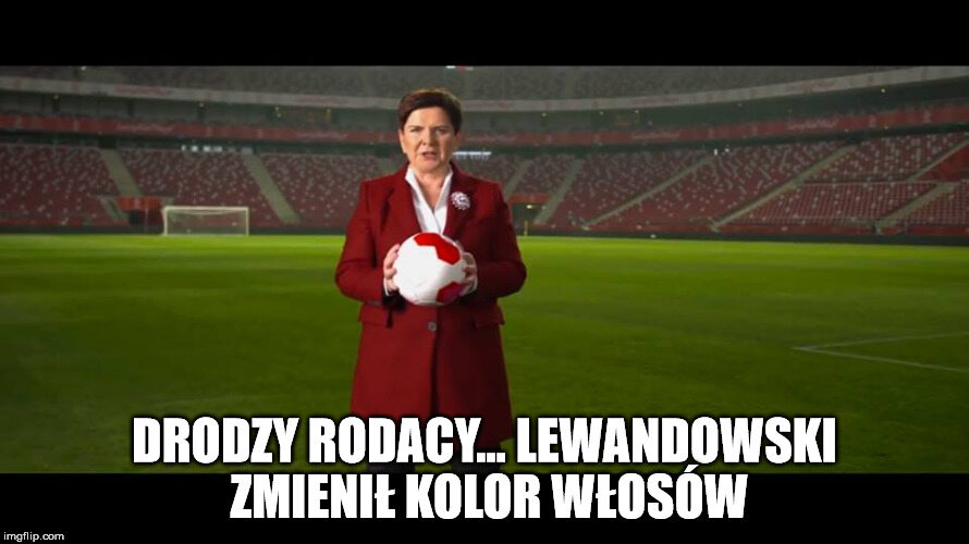 Beata Szydło na stadionie - mem 