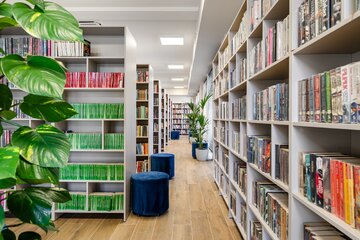 Miejska Biblioteka Publiczna w&nbsp;Nisku po&nbsp;metamorfozie. Nowe wnętrza łączą funkcje tradycyjnej czytelni z&nbsp;przestrzeniami do&nbsp;nauki, odpoczynku, zabawy i&nbsp;spotkań