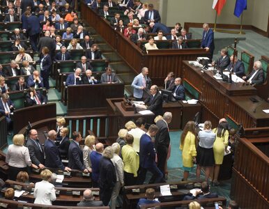 NA ŻYWO: Sejm przyjął ustawę o SN, protesty w całej Polsce. Projekt w...