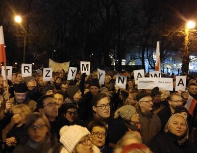Miniatura: Protesty pod Sejmem. "Ręce precz od...