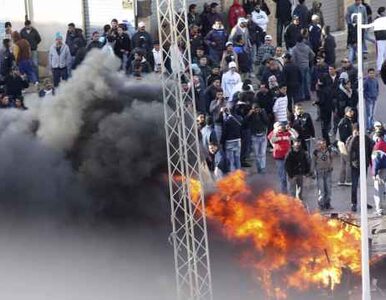 Miniatura: Zamieszki w Tunisie. Jeden z demonstrantów...