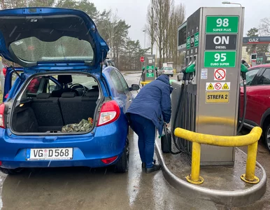 Miniatura: Warszawa odcięta od świata przez wojsko i...