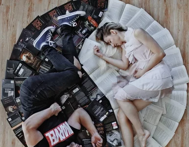 Miniatura: Miłośniczka książek chwali się kolekcją. W...