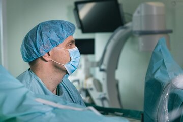 Marek Zawadzki w&nbsp;trakcie zabiegu laserowej enukleacji prostaty w&nbsp;Centrum Urologii Zaawansowanej URO.pl