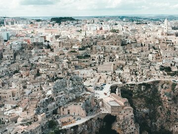 Unikatowe miasto Matera, którego domostwa zostały wydrążone w skale, znajduje się: