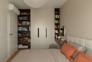 60-metrowe mieszkanie w&nbsp;stolicy zaprojektowane przez pracownię Decoroom łączy stonowaną kolorystykę, naturalne materiały i&nbsp;zabudowy wykonane na&nbsp;wymiar