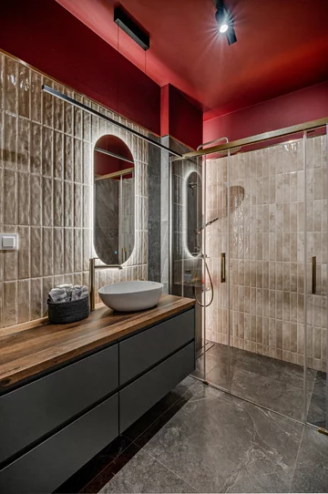 Mieszkanie z elementami w kolorze bordo, projekt Deer Design 