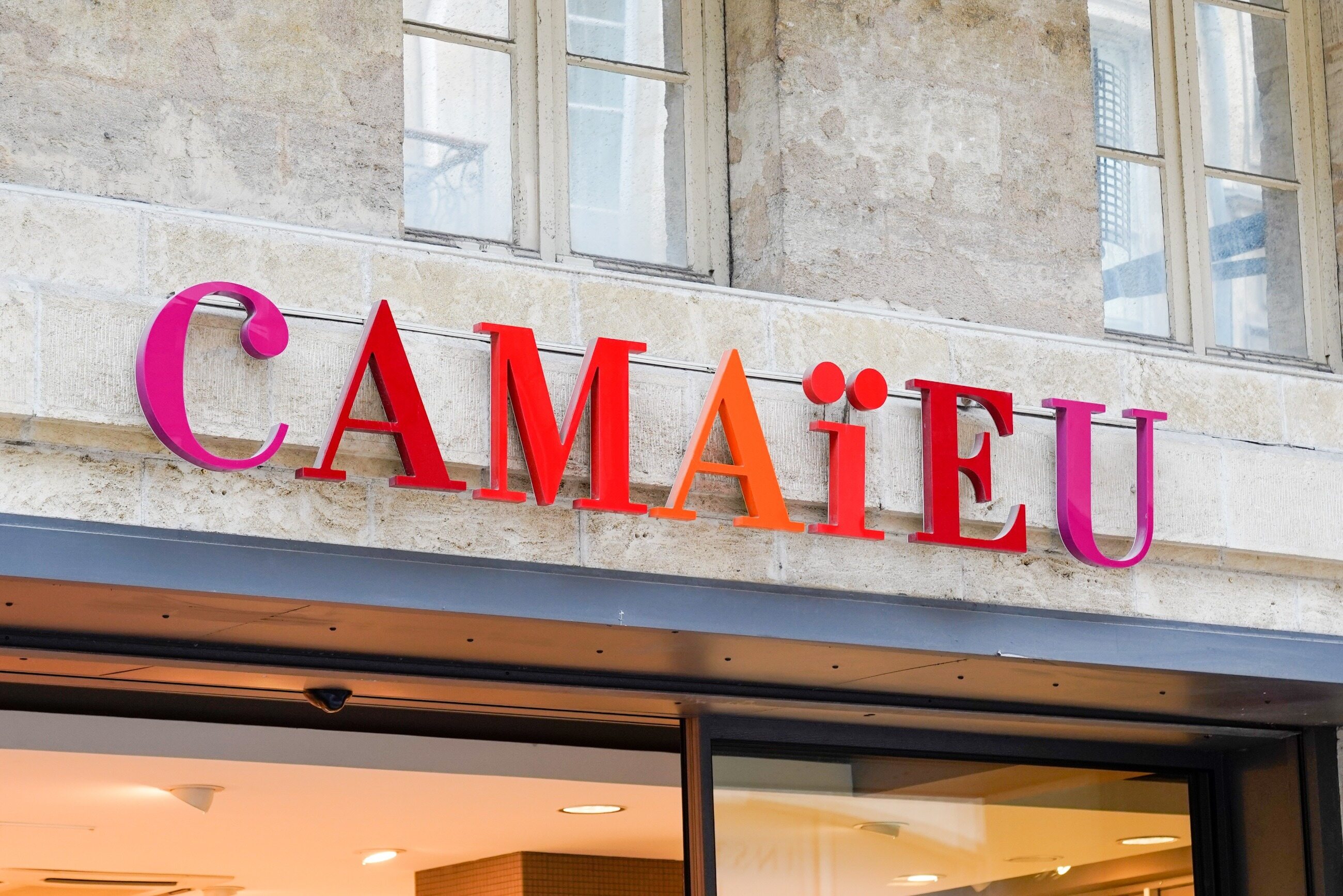 Nazwę znanej marki modowej Camaieu wymawiamy jako: