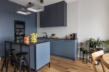 Dom z kobaltową sofą 