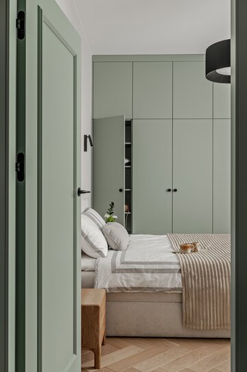 Projekt mieszkania na warszawskim Mokotowie autorstwa Deer Design to przykład spójnej aranżacji, w której funkcjonalność, kolor i jakość wykonania tworzą harmonijną, dopracowaną w każdym detalu przestrzeń do życia 