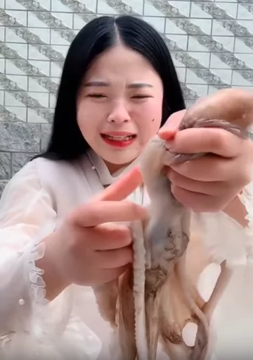 Blogerka walcząca z ośmiornicą 