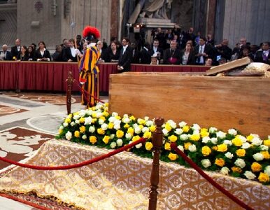 Miniatura: Przed trumną Jana Pawła II modliło się 350...
