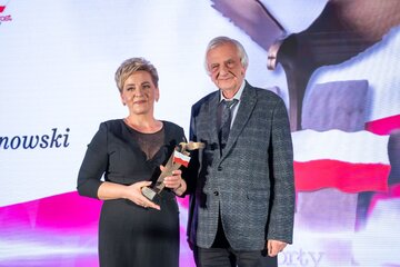 Agata Zięba (z lewej), oraz&nbsp;wręczający nagrodę Ryszard Terlecki
