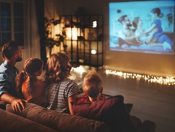 Zdjęcie ilustracyjne, rodzina oglądająca film w domu