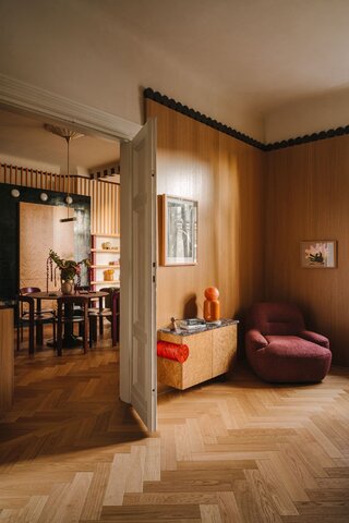 Świetlik jak słońce, kamień jak biżuteria. To wnętrze robi wrażenie. Projekt Wojciech Nowak z NOWW