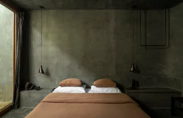 Casa Gruta w Valladolid to współczesny dom inspirowany naturalnymi grotami i cenotami półwyspu Jukatan. Gra światła, surowe materiały i rzeźbiarska forma tworzą przestrzeń sprzyjającą wyciszeniu 