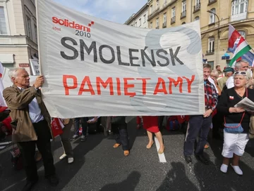 Uczestnicy marszu protestacyjnego "Obudź się Polsko" zgromadzeni na placu Trzech Krzyży (fot. PAP/Rafał Guz)