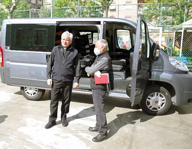 Miniatura: Polski arcybiskup pomaga w Ukrainie....